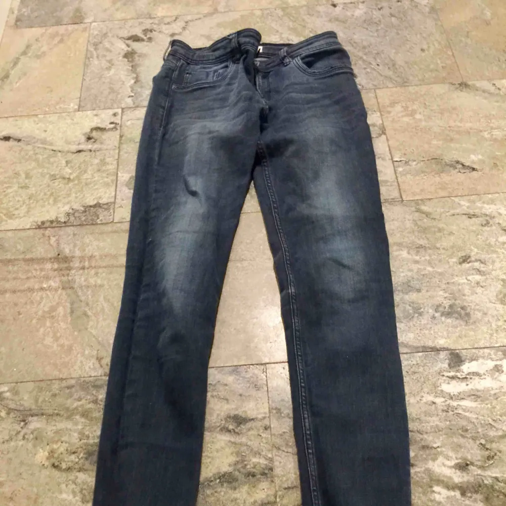 Ett par mörkblå jeans från mango i strl 34, de är i fint skick!. Jeans & Byxor.