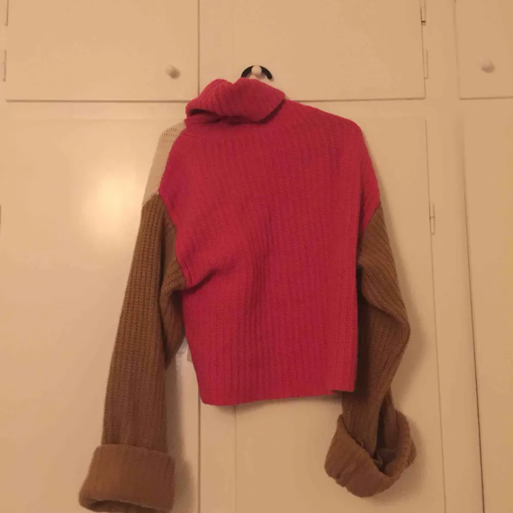 En tröja från H&M i Wool blend, fint skick säljer för 135 kr. Original pris 500kr. Frakt kostar 40kr!. Stickat.