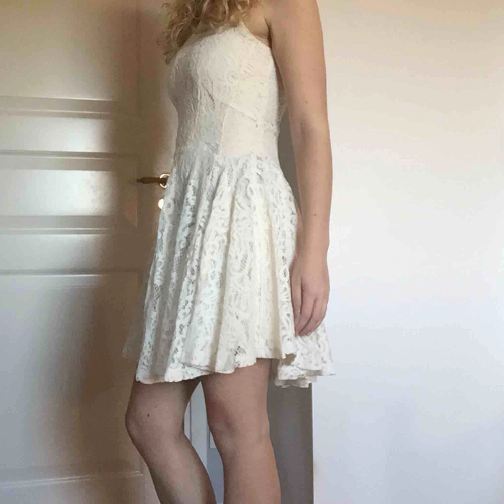Drömklänningen 😍 Så bra tyg, känns väldigt lyxig på. Som ny, passar 34- mindre 36:or 🌸Säljer även andra klänningar perfekt nu till student/sommaren! 🌸. Klänningar.