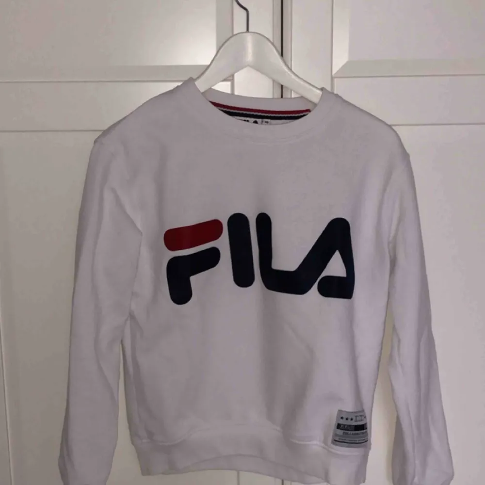 Snygg sweatshirt från Fila, använd 2 gånger dvs så gott som ny. Frakt tillkommer! . Tröjor & Koftor.