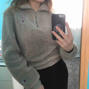  - Weekday x Champion tröja, världens finaste men kommer tyvärr ej till användning! Använd 1-2 gånger, nyskick. Nypriset var runt 1200 så fynda! Kan mötas upp i Stockholm eller skicka mot fraktkostnad (55:- eller 63:-)