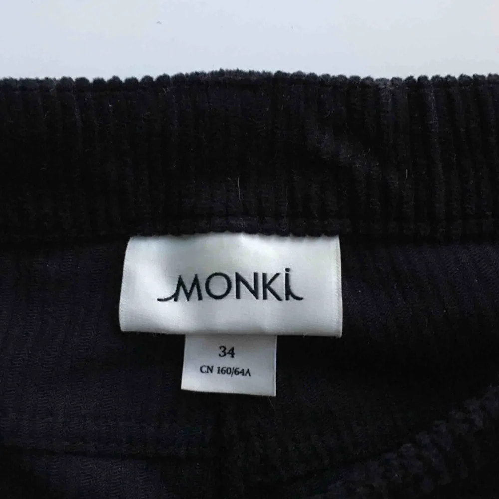 Svarta manchesterbyxor från Monki. Jeans & Byxor.