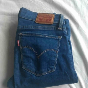  - Såå snygga Levi’s jeans i super skinny size.  Säg till om ni vill ha fler bilder:) 