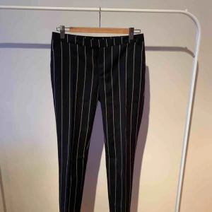  - Kostymbyxa. Rakmodell, ankellång. Stl 34/36. Bas mörkblå, vitsträcksrandig. Använda 2 gånger. 1599kr i butik. 