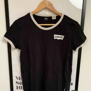  - T-shirt köpt på Levis, knappt använd 