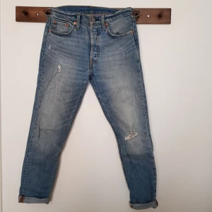  - Levis 501. Avsmalnande ben.