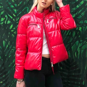  - röd latex jacka ifrån mango. storlek L men väldigt liten i storleken då jag är i vanligtvis S. super bra skick möts upp i stockholm eller postar