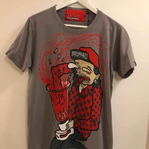  - Ny och aldrig använd Kozumikku tee i storlek M. Frakt 18:-