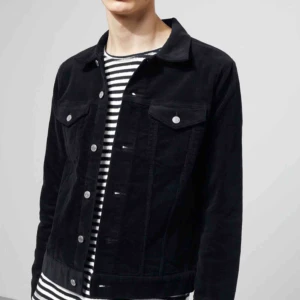  - Jättesnygg unisex jacka i manchester från weekday. Aldrig använd med prislapp kvar! Kostar 600 kr som ny. Färgen är som i de två första bilderna