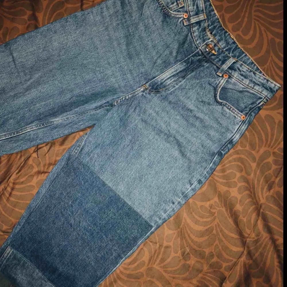 Snygga jeans från monki i modellen taiki. Köpta här på plick men yvärr för små för mig, därav använda fåtal gånger. . Jeans & Byxor.