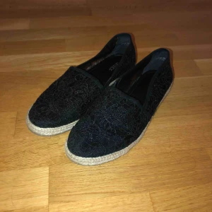  - svarta spets sommarskor, oanvända storlek 41. Frakt tillkommer!