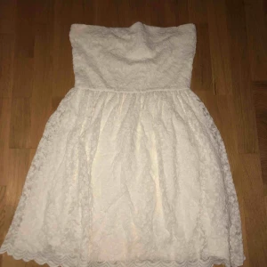  - vit klänning utan ärmar, storlek L. Frakt tillkommer!