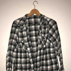  - svart vit rutig skjorta, storlek XL, passform L. Frakt tillkommer!