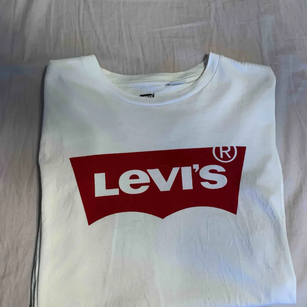 Säljer min Levi’s tröja då den aldrig blir till användning. Aldrig använd så den är så gått som ny! 170kr inkl frakt. Tar helst swish, kan tas till kalmar 👍🏻. T-shirts.