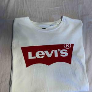 Säljer min Levi’s tröja då den aldrig blir till användning. Aldrig använd så den är så gått som ny! 170kr inkl frakt. Tar helst swish, kan tas till kalmar 👍🏻