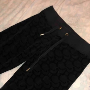  - Juicy couture mjukisar! Raka/något utsvängda ben, mjuka och sköna.