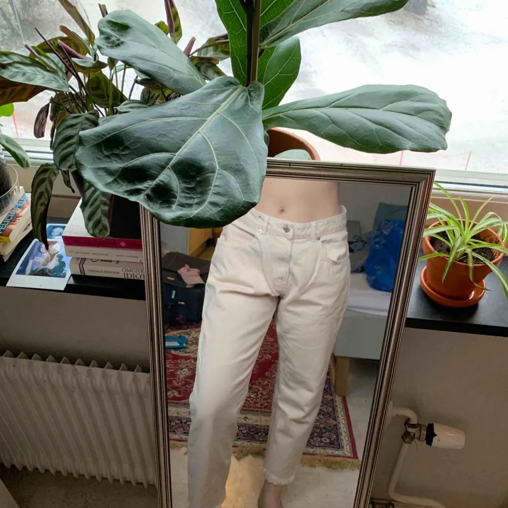 Ljusrosa jeans från monki. Storlek 29. Säljer då de tyvärr blivit för stora för mig därav lite dålig bild. 🍭🍬🍧🍉. Jeans & Byxor.