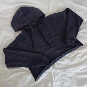 Cropped hoodie köpt från BikBok för ett par år sen, har ändå använt den ganska mycket men den är inte nopprig alls? Tror det är materialet som ej nopprar sig. Med andra ord: Bra skick! Säljer nu pga använder den aldrig  Längd 36cm  Mötas i centrala Stockholm OK  Frakt (extra fraktkostnad) OK   
