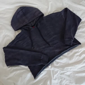  - Cropped hoodie köpt från BikBok för ett par år sen, har ändå använt den ganska mycket men den är inte nopprig alls? Tror det är materialet som ej nopprar sig. Med andra ord: Bra skick! Säljer nu pga använder den aldrig  Längd 36cm  Mötas i centrala Stockholm OK  Frakt (extra fraktkostnad) OK   