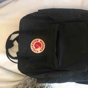  - Säljer nu min fjällräven väska för den kommer aldrig till använding. Det är en orginal modell och har färgen svart. Lite smuts här och var men går och få bort med vatten och såpa. Säljs för 550kr INKL. frakt. Hör gärna av er vid intresse!