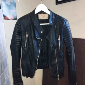 - Skinnjacka i bra skick från Chiquelle! Storlek 38. Köpare står för frakten! 