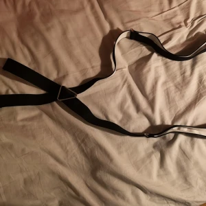  - Coola hängslen. Helt oanvända, hade definitivt behållit men använder för lite. Pris kan diskuteras. 😊