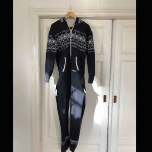  - Flexibel i storlek, är själv S och den fungerar bra på mig Mörkblå och vit