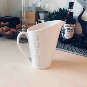  - En fin stor serveringskanna med texten JUICE på ena sidan och MILK på andra sidan. Rymmer 1 liter. Köptes för 390 kr 🥛🍽✨