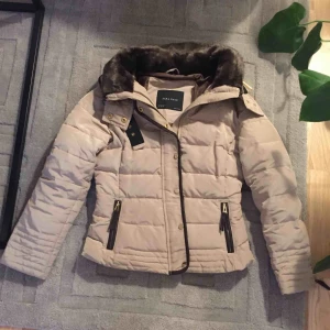  - Gosig och snygg dunjacka från Zara 💕 Väldigt fint skick. Beige i färgen. Köparen står för frakten 