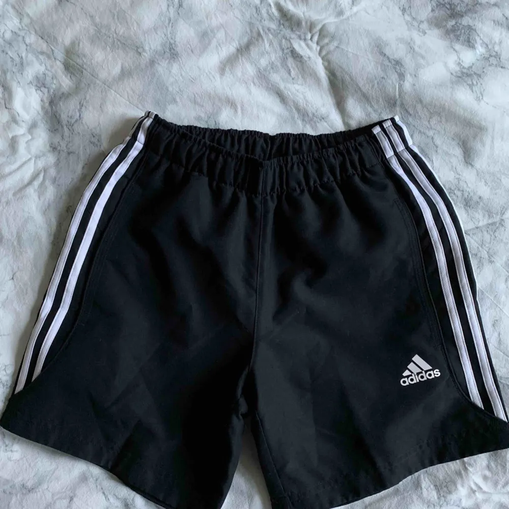 Adidas svarta shorts, knappt använda bra skick! Kolla min profil för mer kläder :). Shorts.