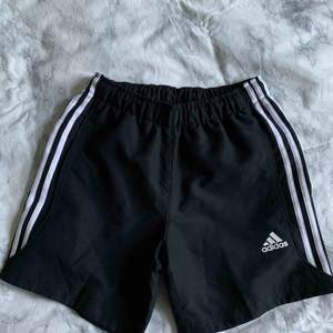 Adidas svarta shorts, knappt använda bra skick! Kolla min profil för mer kläder :)