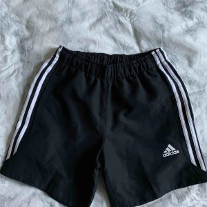  - Adidas svarta shorts, knappt använda bra skick! Kolla min profil för mer kläder :)