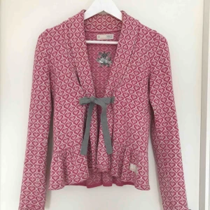 Odmolly kofta  - Säljer en kofta från Odmolly i jättefint skick, använd 1-2 gånger. Koftan har volang nertill. Den är i storlek 0 som motsvarar XS. inköpt för 1700 kr! Tyvärr är denna inte min stil längre, hör av dig vid intresse och pris kan även diskuteras 💘