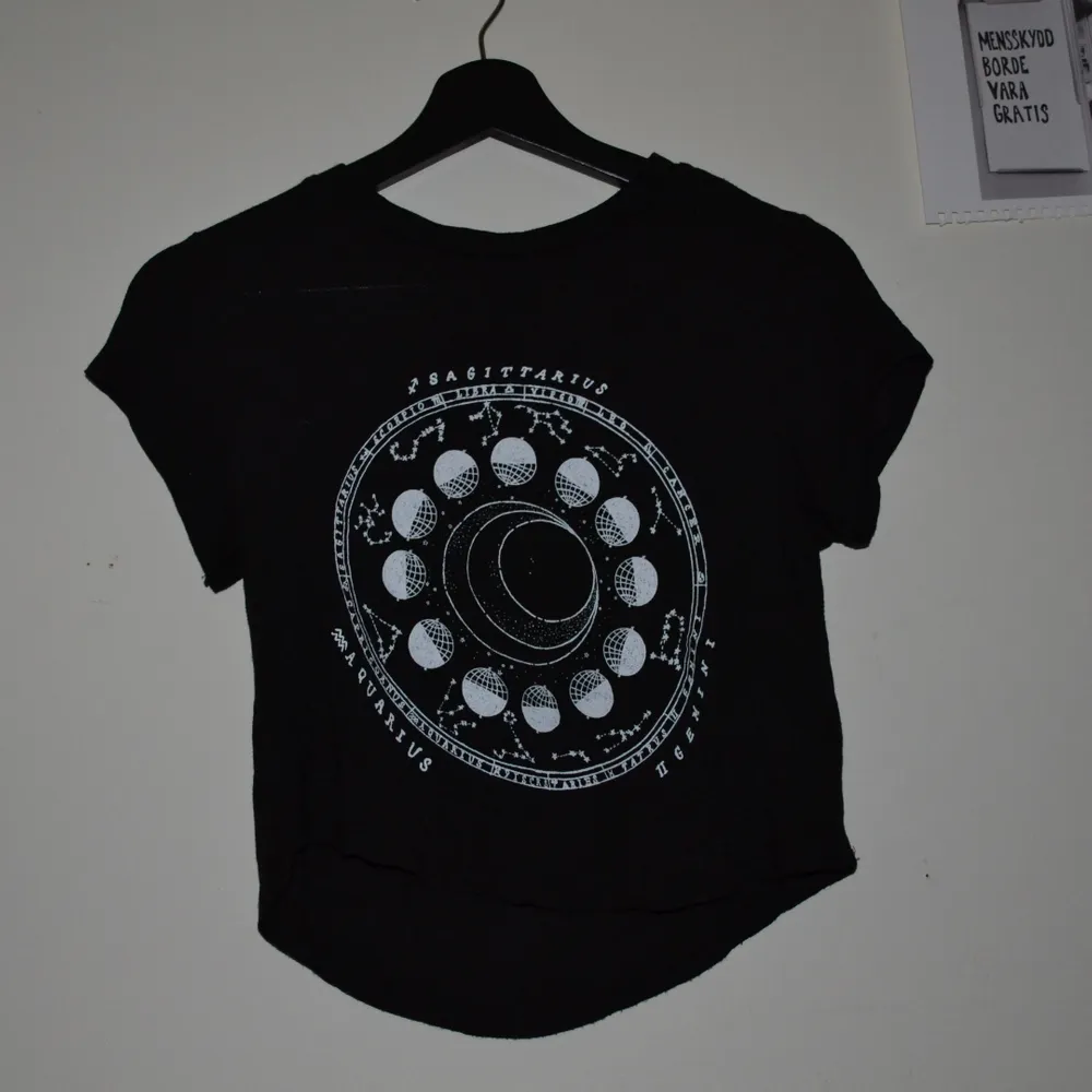 Fin t-shirt från H&M med stjärntecken 🌘⭐ frakt tillkommer med 30 kr. T-shirts.