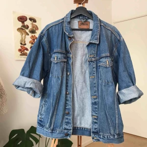  - 💫MÖRKBLÅ JEANSJACKA✨ Oversize vintage jeansjacka - UNISEX. FRAKT INGÅR🔥Möts gärna upp i Göteborg🔥