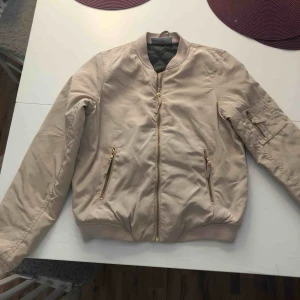  - Säljer min beiga bomberjacka då den både inte är min stil och för liten för mig