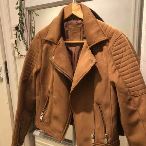  - Brun fake-läderjacka. Köpt på Cubus, använd en gång. Köpt för 699kr. Säljer för 200kr, köparen står för frakt. 