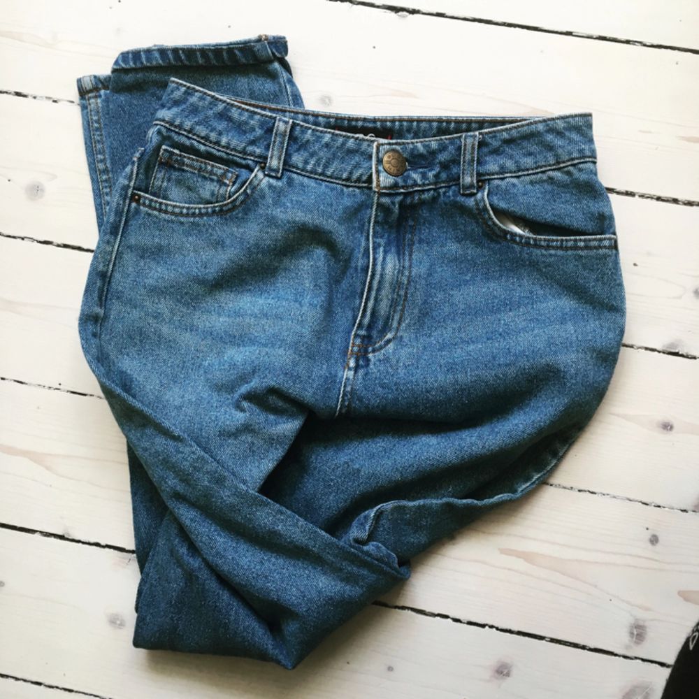 Mum jeans från Urban Outfitters, väldigt fina på och fint skick. Säljer pga de tyvärr är för små för mig.. Jeans & Byxor.