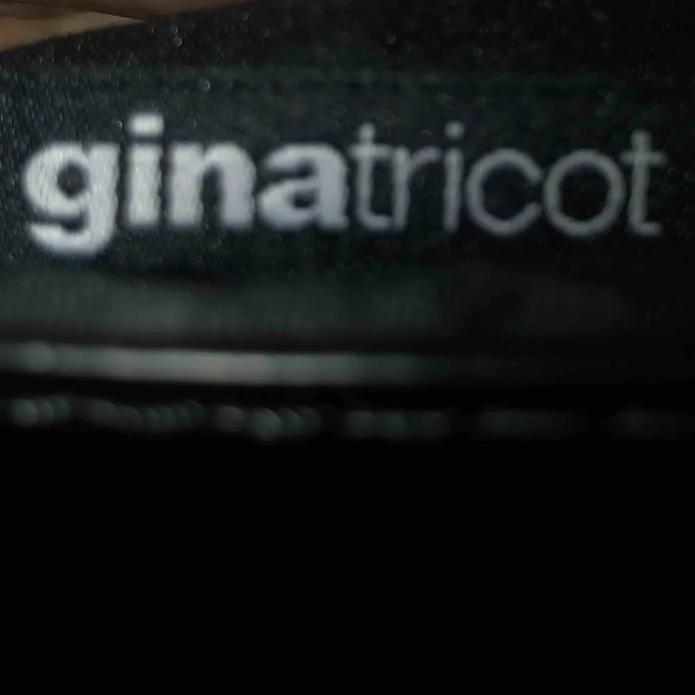 Mycket fin svart axelremsväska från GinaTricot. Den är aldrig använd och är i mycket bra skick. Vet inte originalpriset då det är en present.  150kr + frakt  . Accessoarer.