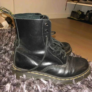  - Har gått in dem, men är i ett jättefint skick. Säljes pga för små :(