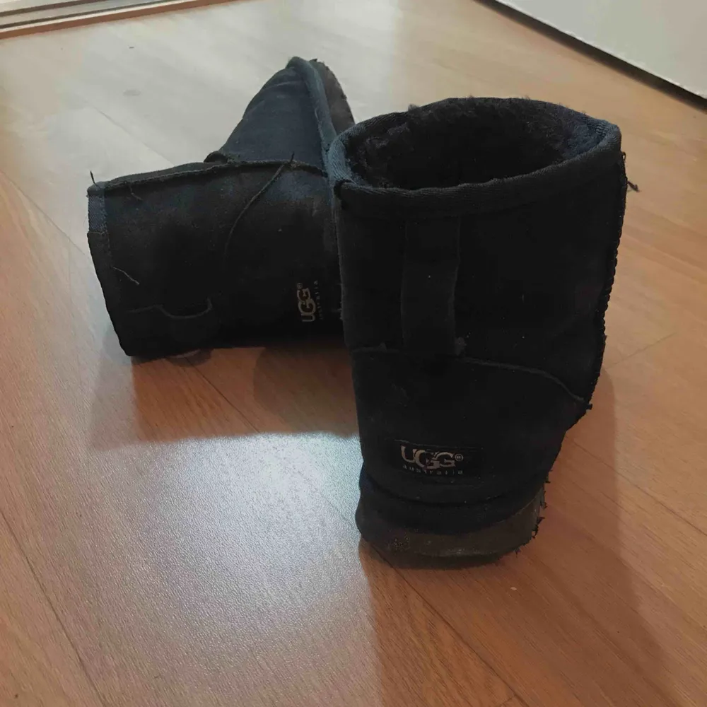 Ett par super snygga svarta uggs. Välanvända med inget som märks direkt. . Skor.