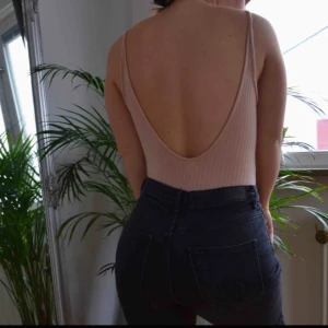  - Fin beige body köpt på urban outfiten för några år sen. Väldigt stretchig så därför kan nog även någon med storlek L ha den  Kan mötas upp eller frakta, men då står köparen för frakten! 