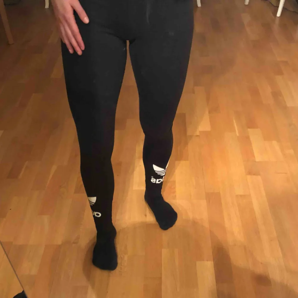 Svarta leggings med adidasmärket på båda vristerna, från adidas. Använda 3 gånger och är i bra skick. Sköna och stretchiga. Köparen står för frakt. Jeans & Byxor.