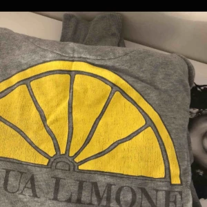  - En grå Acqua limone kofta som e grå, bra skick och använd bara 2 gånger. Pris kan diskuteras vid snabb affär