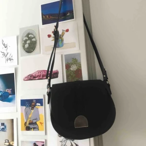  - Svarta väska med gulddetalj. Rymlig. 40kr