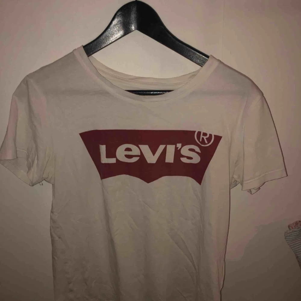 Vit T-shirt med rött Levi’s tryck  Den är i bra skick . T-shirts.