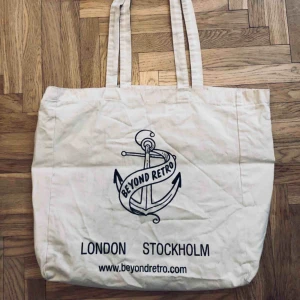  - Tygpåse från Beyond Retro! Använd men hel och ren! 