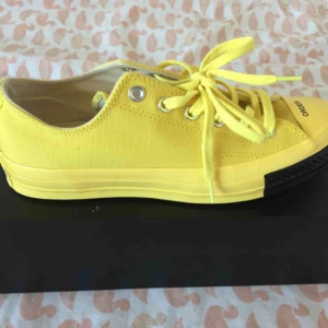  - Dundersnygga äkta Converse i gult säljes pga. fel storlek. Limited edition Converse x Undercover Chuck- nypris 90£. UNISEX Eur 40, UK 7. Köpare betalar frakt💌