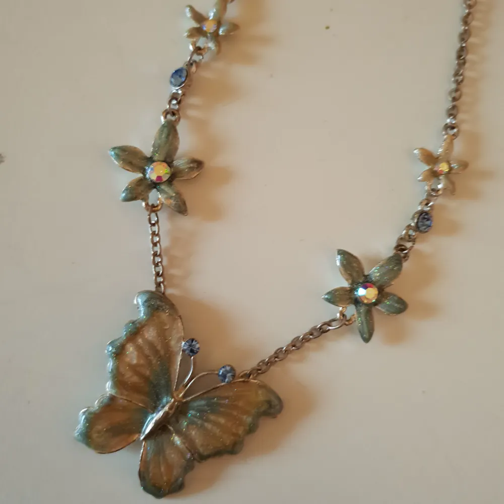 Halsband med blommor och fjäril, blåa nyanser.. Accessoarer.