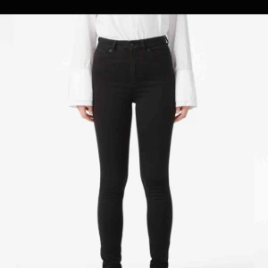  - Ett par oanvända högmidjade stretch jeans från monki. säljs pga för liten storlek. buda är möjligt, frakt tillkommer nypris: 300kr (sparar 50kr)